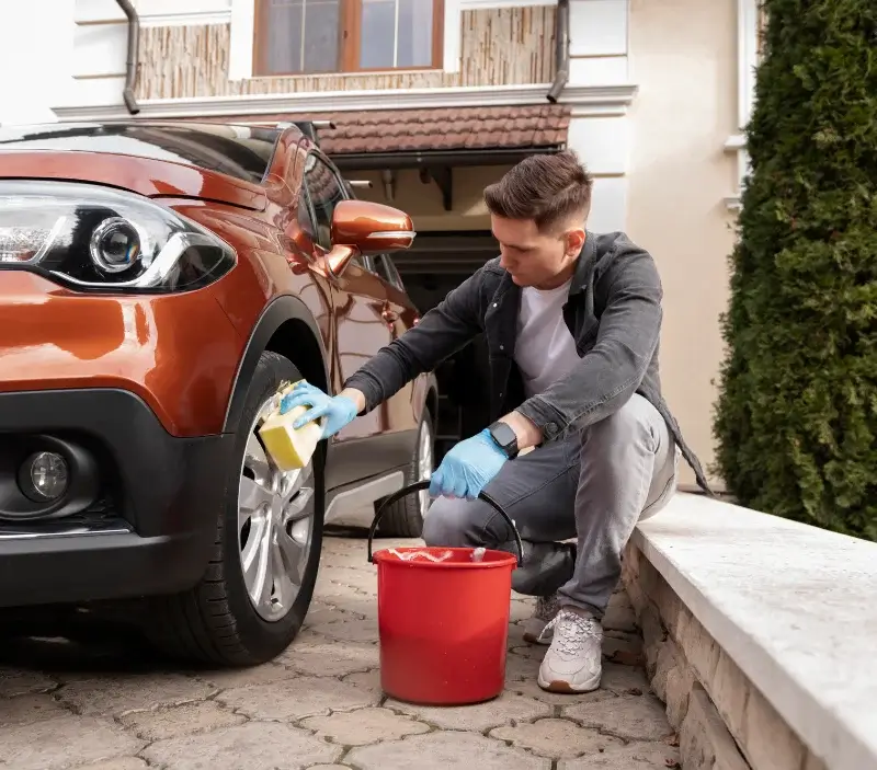 Lavage auto à domicile Pugny-Chatenod : professionnel intervenant sur un véhicule